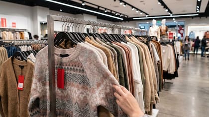 Cierra popular tienda en Santiago: rematan ropa a $4.990 el kilo