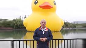 "El comunismo es el camino...": Jaime Mañalich sorprende con video junto al pato de hule