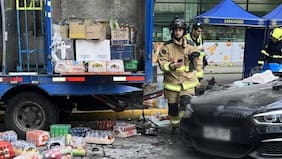 Dos fallecidos y una persona en riesgo vital tras grave accidente en Providencia: auto chocó con un camión