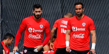 Johnny Herrera - Claudio Bravo