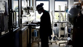 Condenan a enfermera que espiaba la ficha clínica de la esposa de su ex: revelador chat la delató