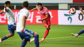 “Siempre le pasa algo”: jugador de la Roja fue blanco de críticas y memes tras fea derrota con Corea