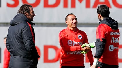 “Tremenda carrera”: Claudio Bravo dedica emotivo mensaje a Marcelo Díaz por su retiro