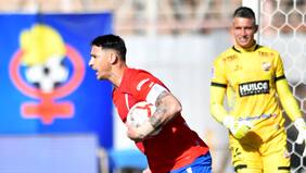 Dura derrota de Católica: Cruzados se alejan de pelea por título tras perder con Cobresal pero Zampedri queda a un gol del récord