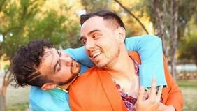 César Campos envía potente mensaje a esposo tras su matrimonio