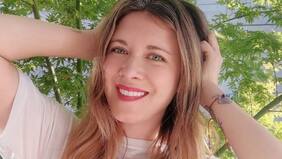 Carla Jara enamoró a sus fans con bikinazo playero: se lució con poses de yoga