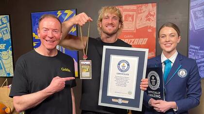Logan Paul rompe récord al vender la carta de Pokémon más cara de la historia