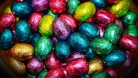 ¿Cuál es la porción recomendada de huevitos de chocolate?