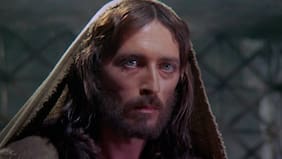 Así luce hoy Robert Powell, el actor que protagonizó Jesús de Nazaret