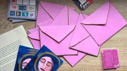 Escritora chilena lanza su club de “snail mail”, la práctica que nos invita a volver al correo postal tradicional