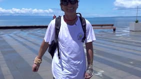 El último gesto de la mamá de Claudio Iturra: instaló gigantografía en autopista con icónica frase de su hijo fallecido