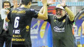 Show de Maradona en su triunfal debut en México