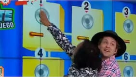 El insólito percance de Adrián de Los Dados Negros en La Hora de Jugar: Joaquín Méndez se lo columpió de lo lindo