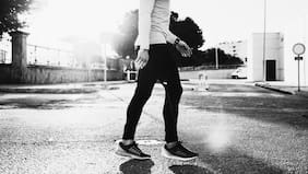 Qué significa caminar mirando hacia el suelo: no solo es timidez