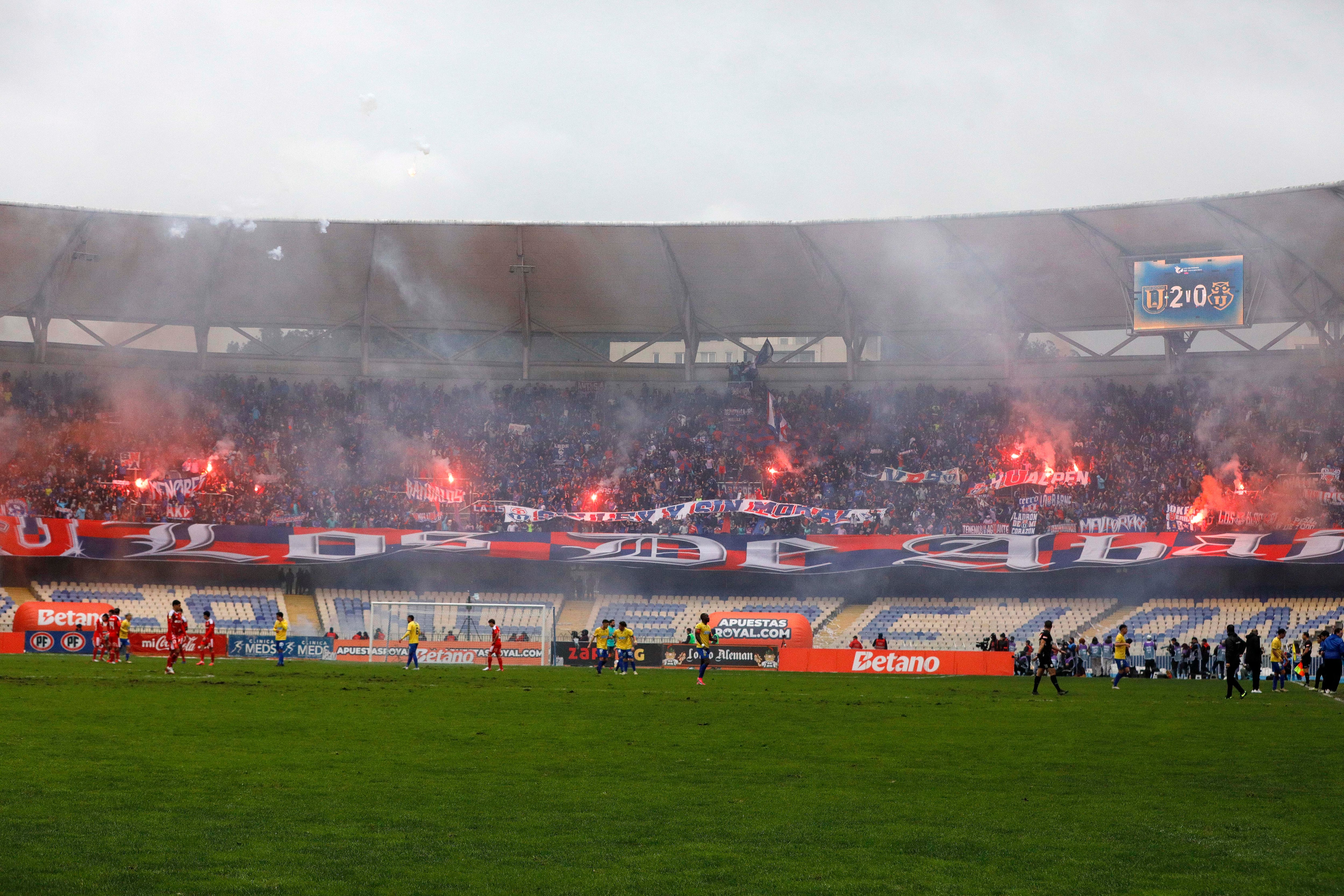 El tribunal castigó a los hinchas de la U. Foto: Marco Vázquez/Photosport.