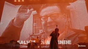 “Derrocado en 1973 por la CIA”: The Strokes proyectó la imagen de Salvador Allende en medio de su show en Coachella