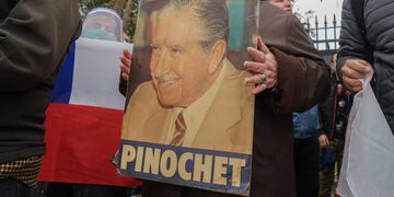 Adherentes de Augusto Pinochet realizaron acto en la Escuela Militar