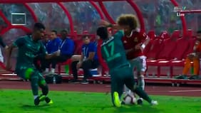 Al estilo de "La Roca": Paulo Díaz dejó KO a un rival por codazo en el rostro