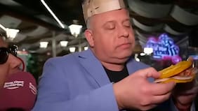 “El Willy Guachaca”: sopaipilla, arrollado, pebre y mostaza lleva el sandwich que Los Buenos Muchachos crearon para el candidato a Rey
