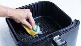 Estos son los errores más comunes al limpiar la freidora de aire
