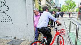 Ley baja de la vereda a ciclistas y los viste con ropa reflectante
