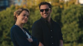 Apple TV+ presenta nuevo tráiler de “Máximo placer garantizado”, su thriller de humor negro