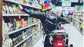 "Chaleco" López armó una carrera de motos por los pasillos de un mall