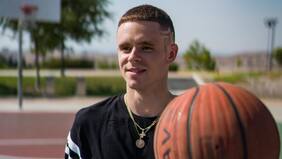 Quién es Professor, el dios del básquetbol callejero en la red