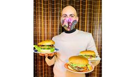 Maquillador cambió brochas y labiales por el "Sandwich del Gus"