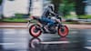 Piso mojado: Cómo manejar una moto de forma segura bajo la lluvia
