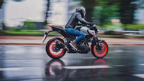 Piso mojado: Cómo manejar una moto de forma segura bajo la lluvia