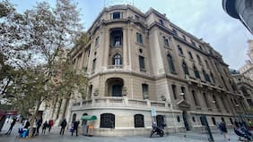 Histórico edificio de Santiago se va a remate: obras de arte y libros históricos fueron incautadas