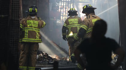 Menor de edad murió durante incendio en campamento de Antofagasta: 49 personas damnificadas