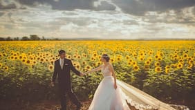 ¿Un viaje a la luna?: la moda de los “regalos ficticios” que es furor en los matrimonios chilenos