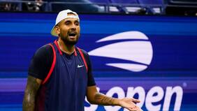 Otra de Kyrgios: se quejó por el “olor a marihuana” en pleno partido y después escupió a la red