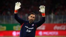 ¿Problemas en el camarín?: el motivo que tendría Claudio Bravo para no volver a Colo Colo