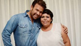 Nacho Gutiérrez pasa la cuarentena con su pareja y su nana: "Los domingos y lunes nosotros hacemos todo... Ella regalonea nomás"