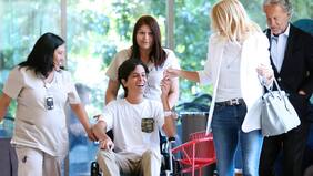 Máximo Menem Bolocco salió de la clínica caminando tras cirugía por tumor cerebral