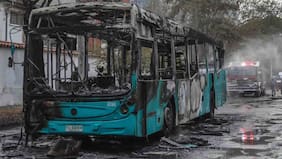 Incendian bus del Transantiago frente al INBA: máquina quedó destruída