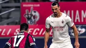 De crack a crack: Zlatan Ibrahimovic sorprendió a Gary Medel y le regaló su camiseta en pleno partido