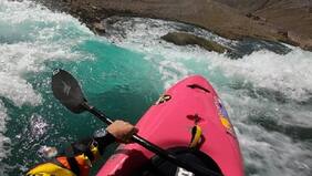 Kayakista gringo realiza espectacular piquero en cascada del Maule