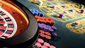 Imágenes fuertes: Adulta mayor murió en pleno casino y jugadores siguieron apostando al lado del cadáver