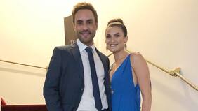 “Es un súper buen guía. Es lindo como pololo, me regalonea mucho...”, cuenta la actriz y cantante Florencia Arenas sobre su relación con Alvaro Gómez