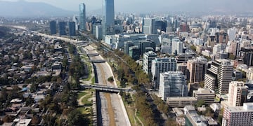 Fotografias aereas del Rio Mapocho durante Crisis Hidrica. 11/04/2022
