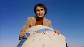 La recordada explicación con la que Carl Sagan destruyó la teoría de los terraplanistas: solo necesitó dos palos y una cartulina