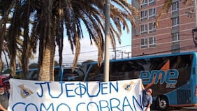 "Jueguen como cobran": Hinchas azules llegan hasta el hotel de la "U" en La Serena