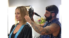 Peluquero de las famosas les envía por delivery pócima secreta