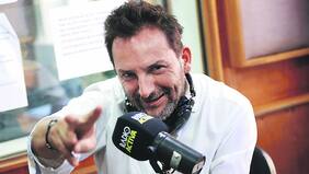 "¡Que venga la modelo!", grita el ex Huevo por la FM