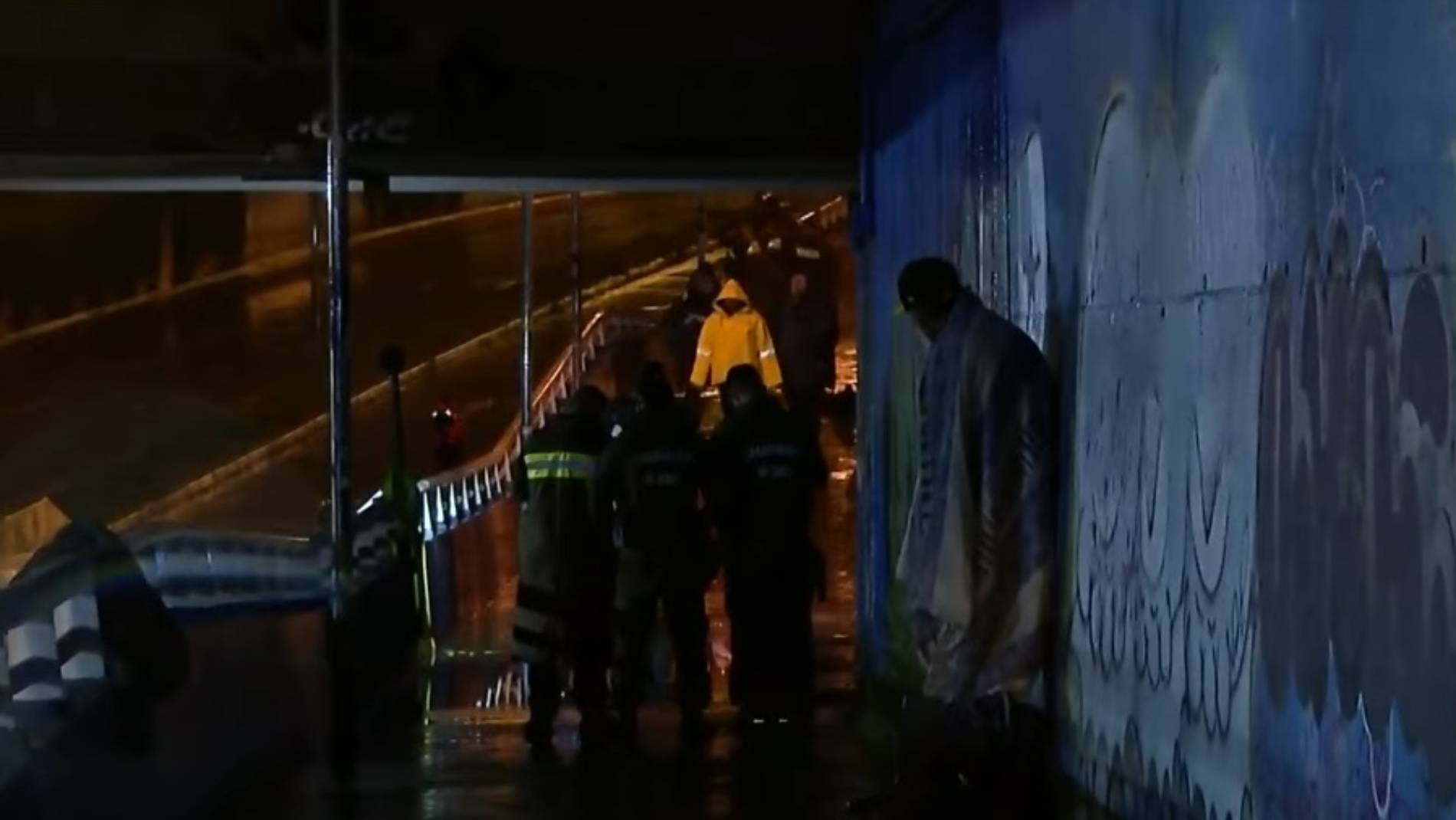 Conductores vieron trágica escena en paso bajo nivel inundado: lo que se sabe tras hallazgo de cuerpo en San Bernardo