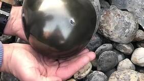 Joven abre roca con forma de bala de cañón y hace un impresionante hallazgo